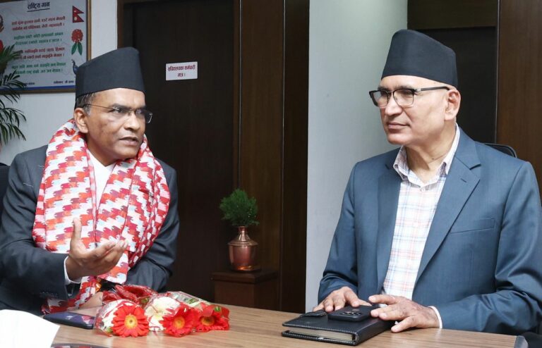नवनियुक्त गभर्नर डा. विश्व पौडेलले गरे अर्थमन्त्री विष्णुप्रसाद पौडेलसँग भेटवार्ता