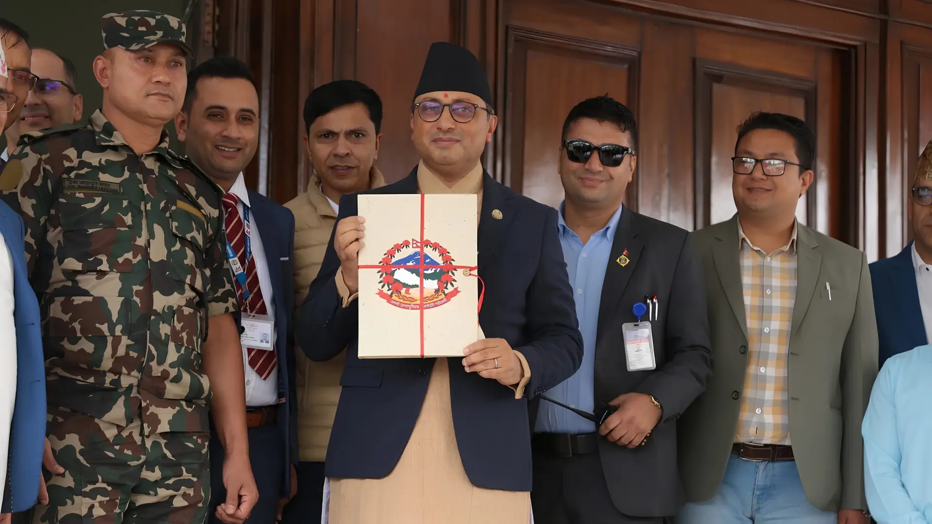 वाग्लेको नयाँ शैली : झोला होइन, नेपाली कागजको फाइलमा बजेट