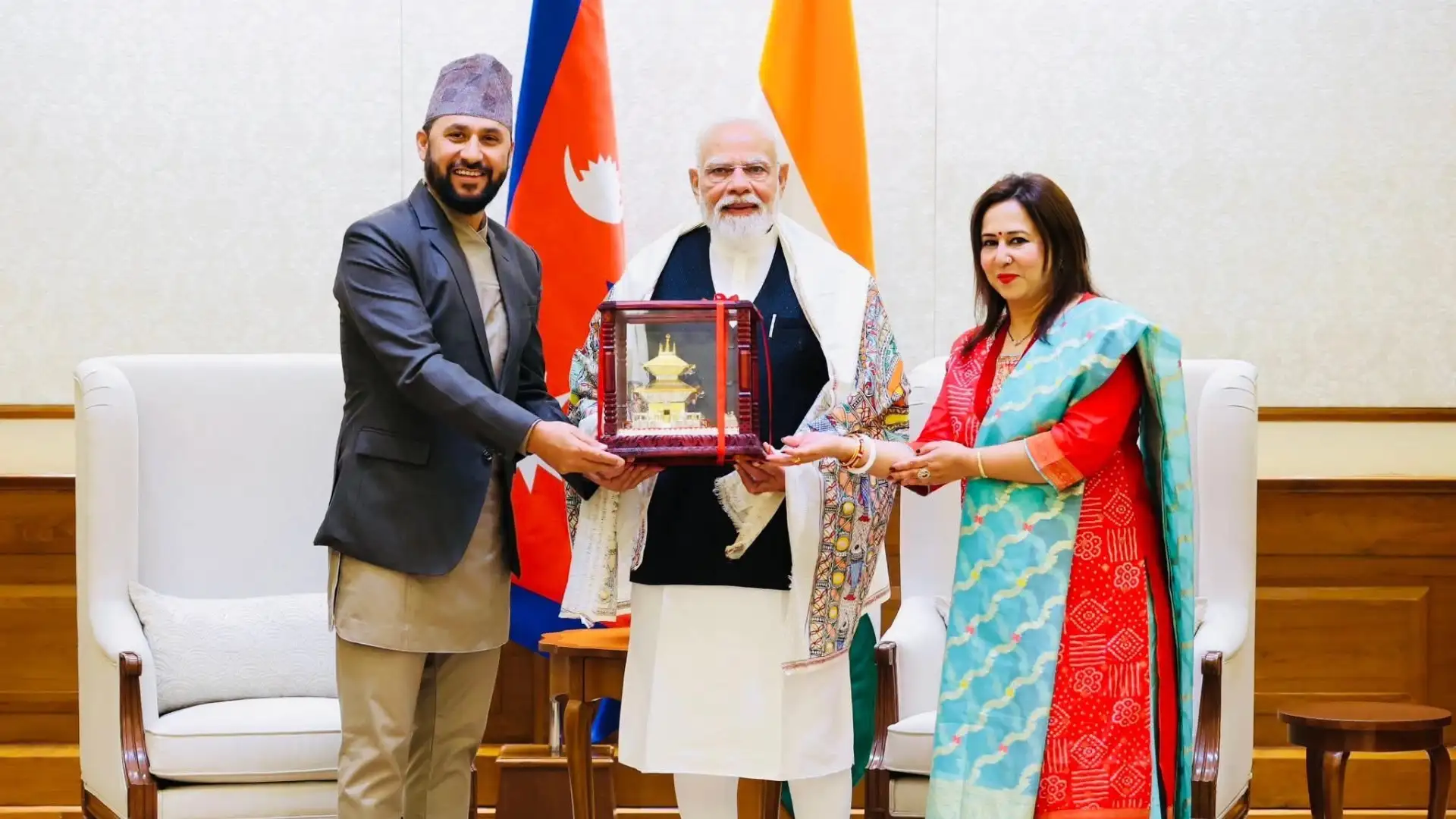 मोदीलाई लामिछानेको उपहार : पशुपतिनाथ मन्दिरको प्रतिकृति