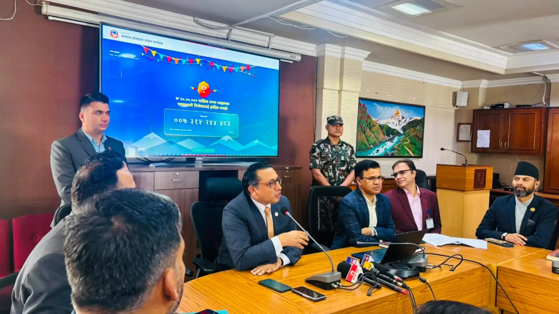 २५० रुपैयाँको सामान किनेका उपभोक्तालाई १० लाखको बम्पर उपहार, १५ जनाले पाए एक–एक लाख